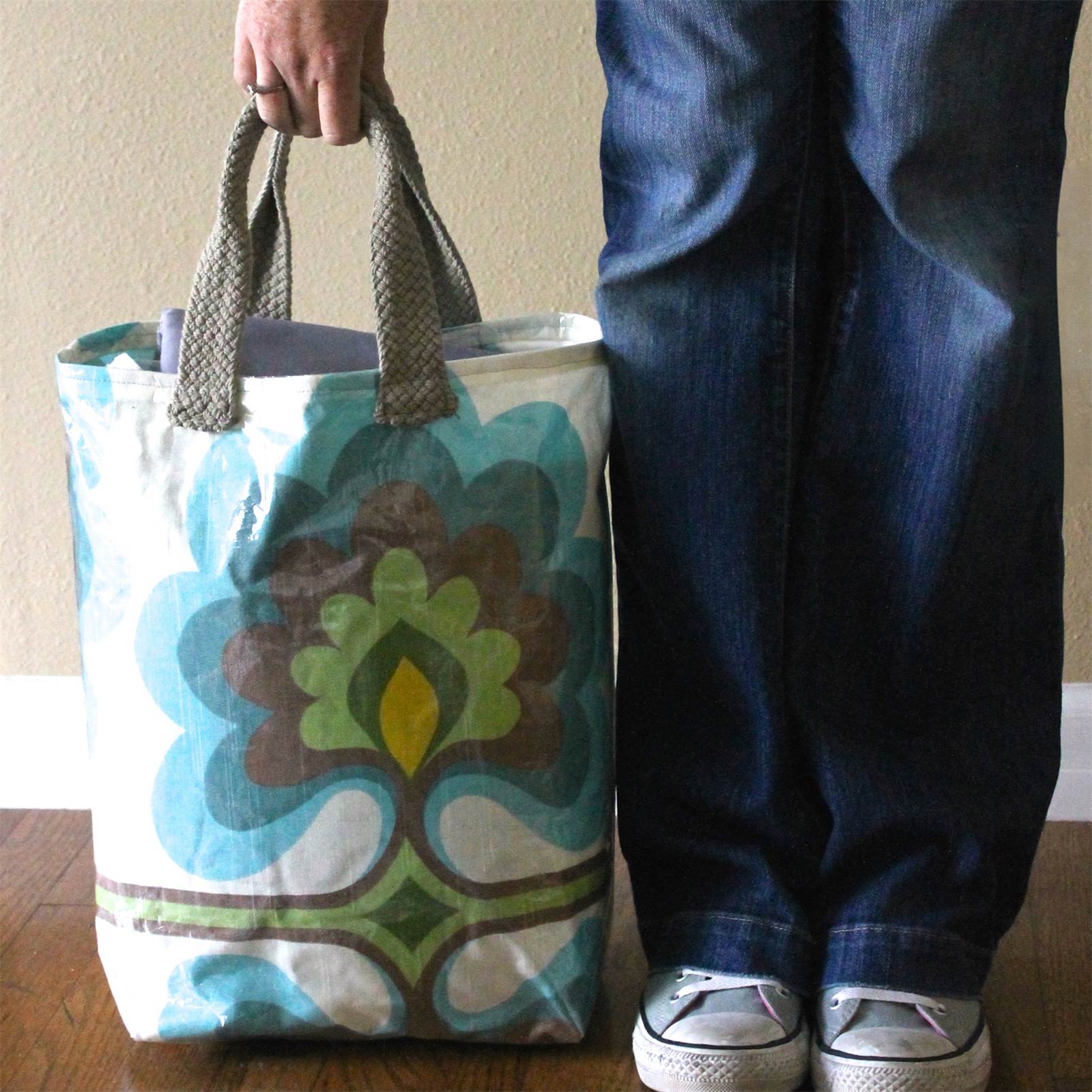 DIY: Tutorial on How To Make a 70's Style Tote Bag - Easy Sewing!