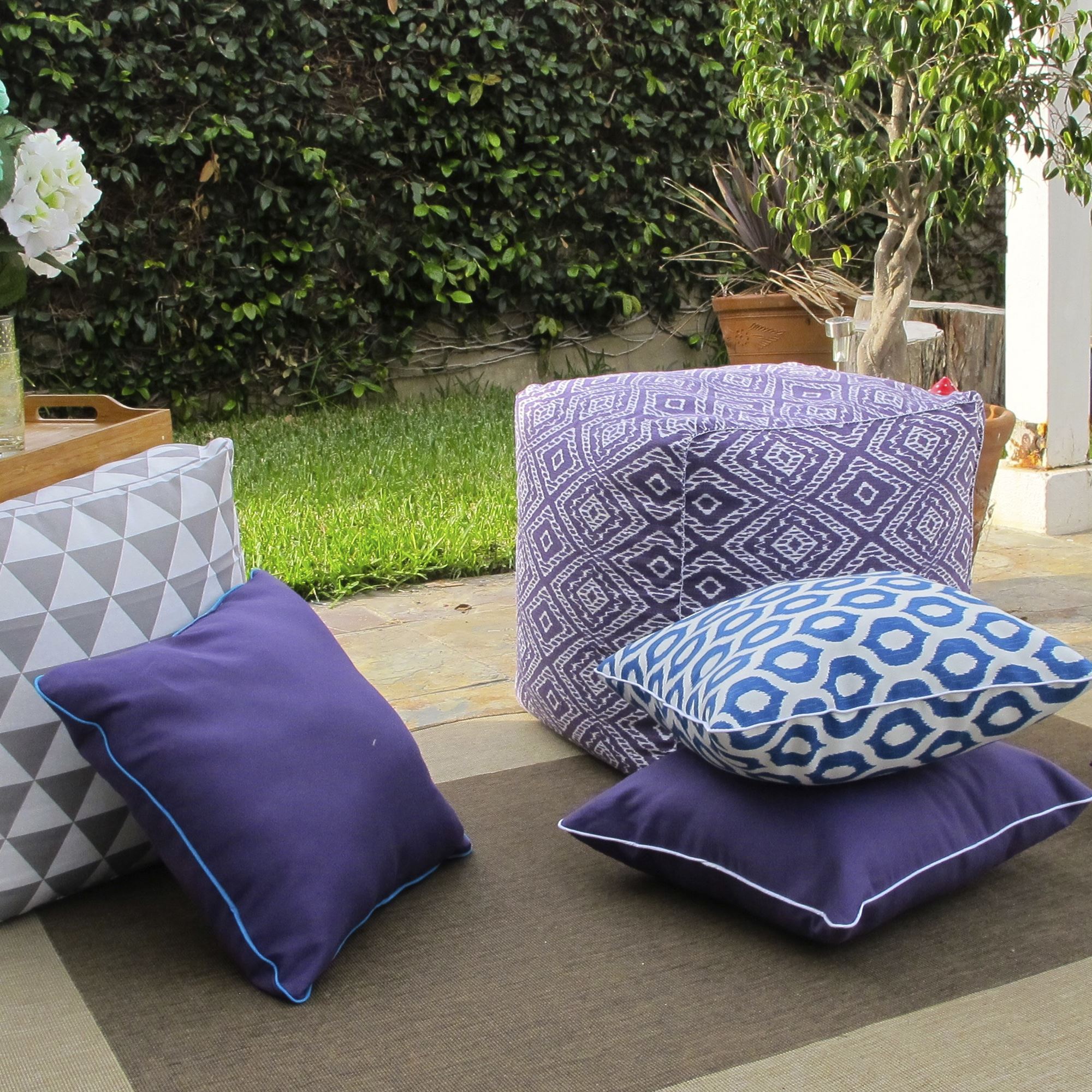 Садовые подушки купить. Подушки для дачной мебели. Подушки на плетеную мебель. Диванные подушки для садовой мебели. Красивые подушки для садовой мебели.