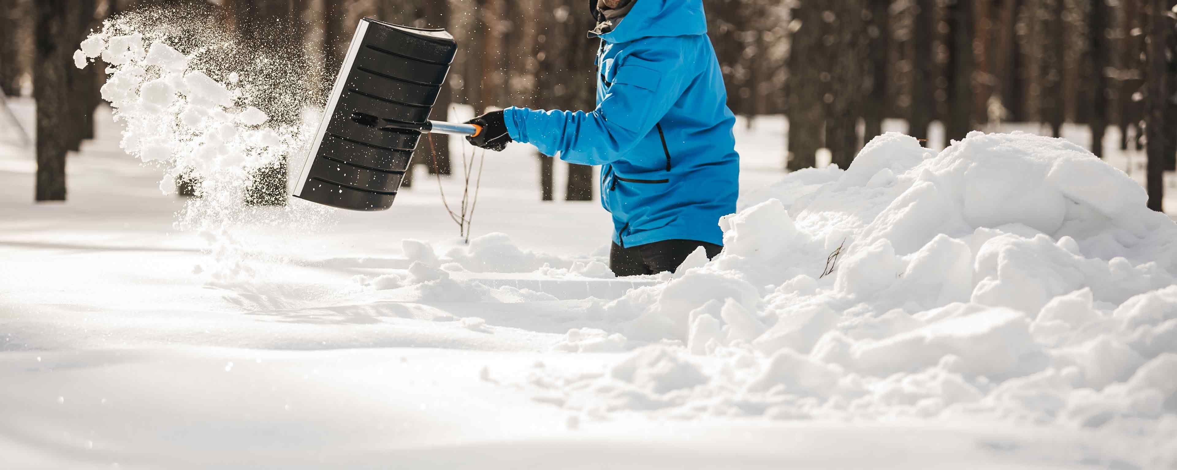 Fiskars Brosse et Grattoir à Neige Snowxpert Outils de déneigement :  Snowleader