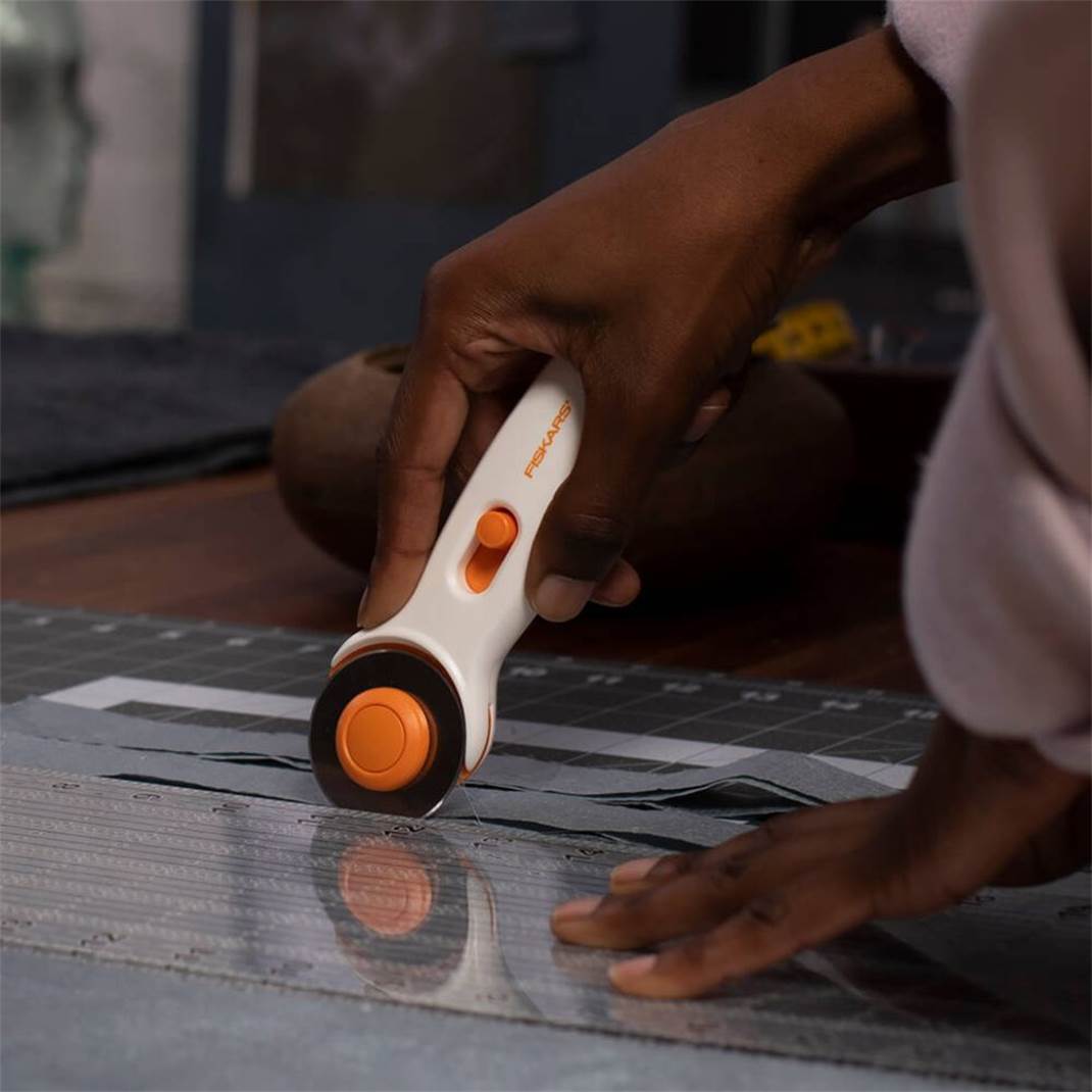 Fiskars® Stick Rotary Cutter (45 mm) | Fiskars